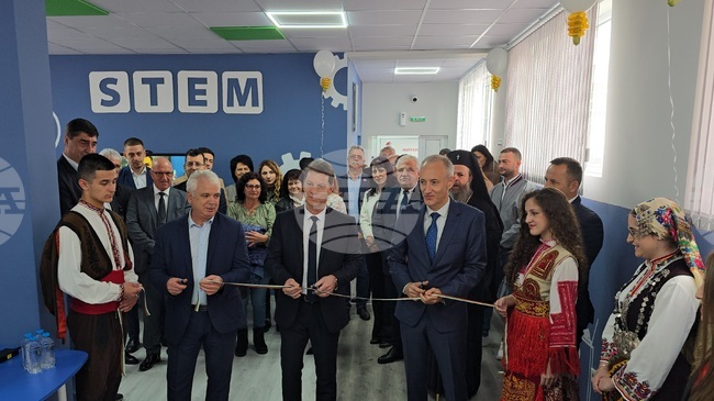 Министър Красимир Вълчев откри STEM център и две спортни площадки в Неврокопската професионална гимназия „Димитър Талев“ в Гоце Делчев