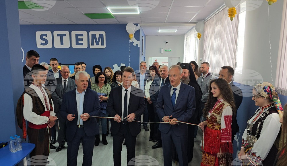 Министър Красимир Вълчев откри STEM център и две спортни площадки в Неврокопската професионална гимназия „Димитър Талев“ в Гоце Делчев