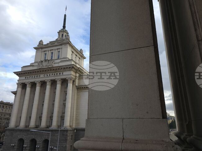 Проектът за държавен бюджет за 2026 г., както и проектобюджетите на НЗОК и ДОО, са внесени в Народното събрание