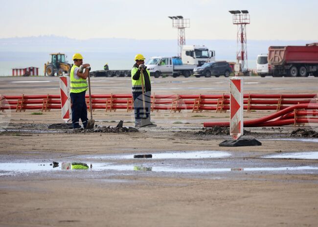 Тестваха обновената писта на летище Бургас със серия от излитания и кацания 