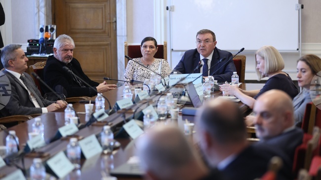 Лекарският съюз да кани на преговорите по Националния рамков договор професионалистите по здравни грижи, прие комисията по здравеопазване