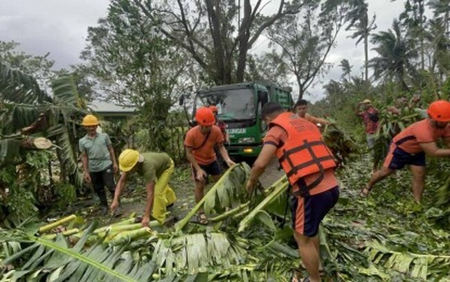 ФНА: Филипинският президент изрази признателност към местните власти за реакцията по време на преминаването на супертайфуна "Фунуон" 
