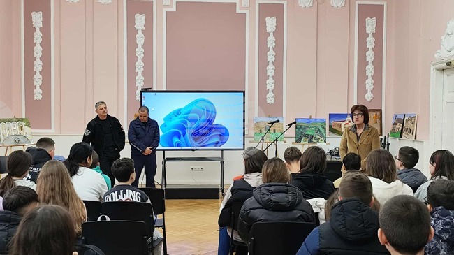 Шуменски полицаи изнесоха лекция пред ученици от града за справяне с агресията и действия при терористични заплахи