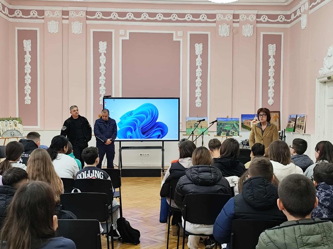 Шуменски полицаи изнесоха лекция пред ученици от града за справяне с агресията и действия при терористични заплахи