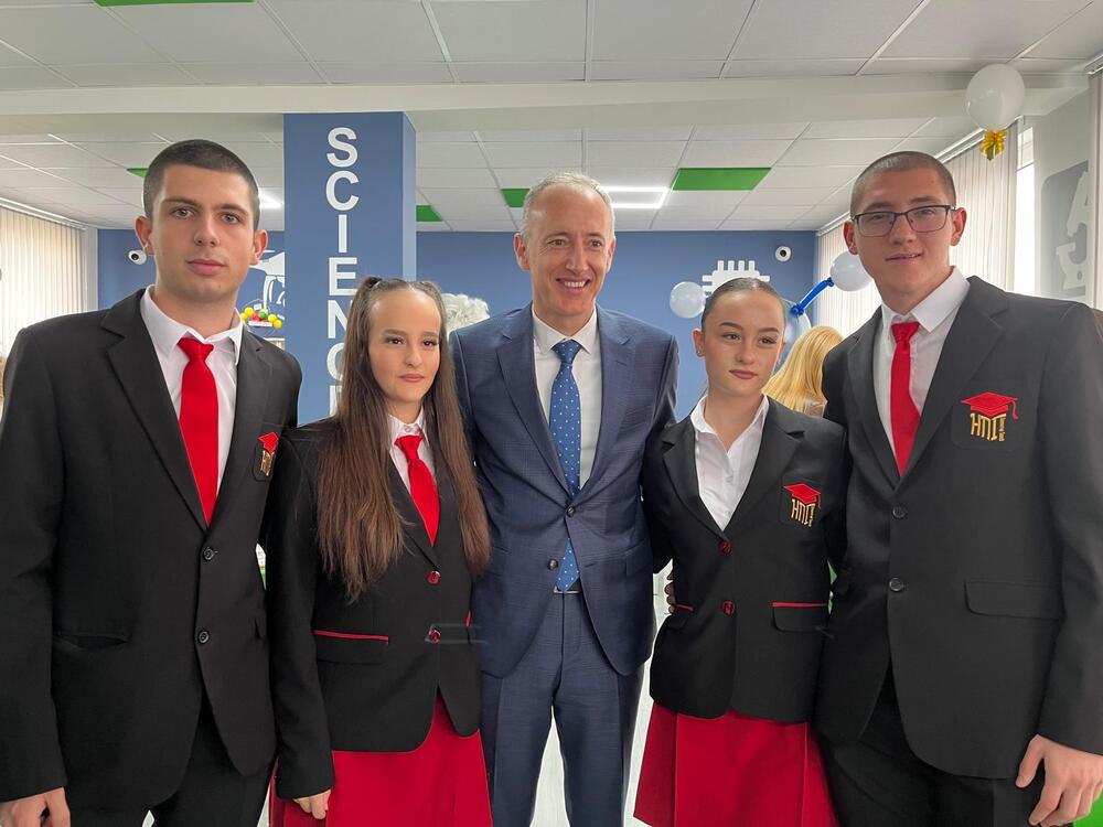 Министър Вълчев откри нови STEM центрове, училищни сгради и спортни площадки в три благоевградски общини