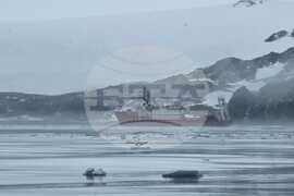 Антарктида - Ден 67 - тема на деня - Навръх националния празник текат финални товаро-разтоварни дейности на българската полярна база на остров Ливингстън