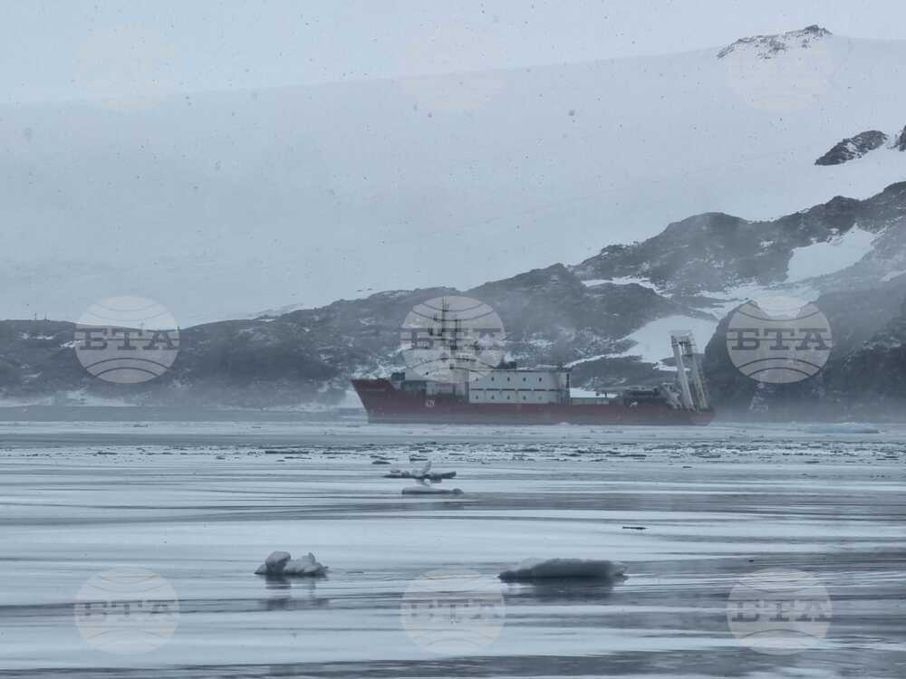 Антарктида - Ден 67 - тема на деня - Навръх националния празник текат финални товаро-разтоварни дейности на българската полярна база на остров Ливингстън