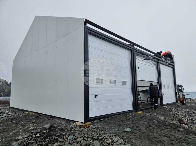 Антарктида - Ден 67 - тема на деня - Навръх националния празник текат финални товаро-разтоварни дейности на българската полярна база на остров Ливингстън