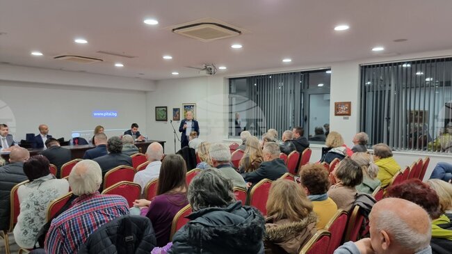 В бюджета за 2026 година има нереалистични приходи и раздути разходи, каза Атанас Атанасов в Пловдив