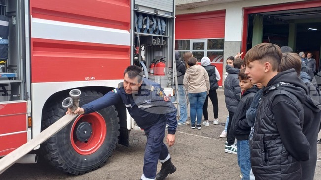 Демонстрационните занятия са сред ефективните форми на превантивна дейност при деца и младежи, отчитат от пожарната в Търговище