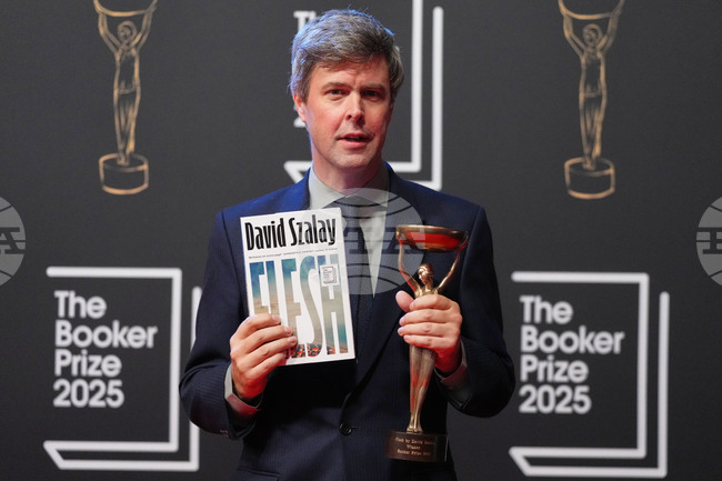 Унгарско-британският публицист Дейвид Салай спечели наградата "Букър" за романа си "Плът"