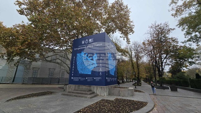 Паметникът на Пушкин в Одеса бе покрит с шперплат, но демонтирането му се отлага, защото е под защитата на ЮНЕСКО, казаха градските власти