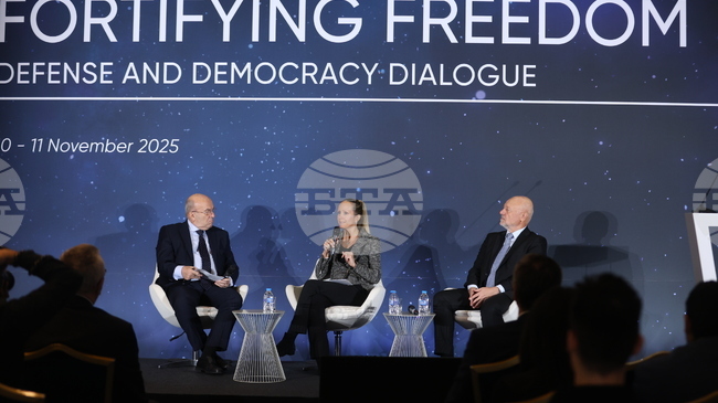 Европа е изправена пред ера на конфронтации и заплахи, но силата на демократичните ценности остава най-голямото ѝ оръжие, смятат експерти