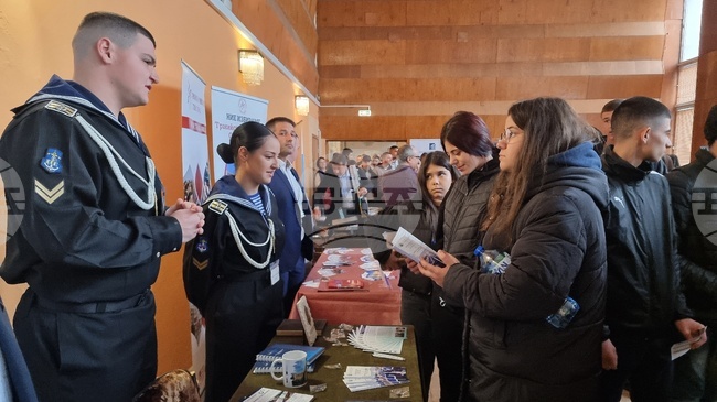 Ученици от горните класове се срещат с представители на университетите на форум в Монтана, целта е да се засили интересът към техническите специалности 