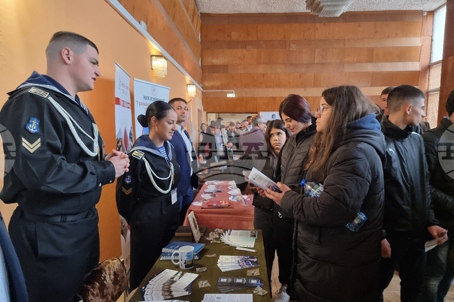 Ученици от горните класове се срещат с представители на университетите на форум в Монтана, целта е да се засили интересът към техническите специалности 