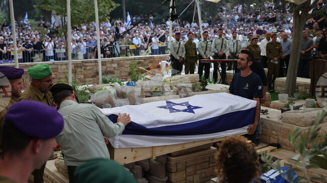 Десетки хиляди израелци присъстваха на погребението на войник, чието тяло беше държано в Газа в продължение на 11 години