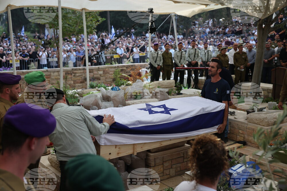 Десетки хиляди израелци присъстваха на погребението на войник, чието тяло беше държано в Газа в продължение на 11 години