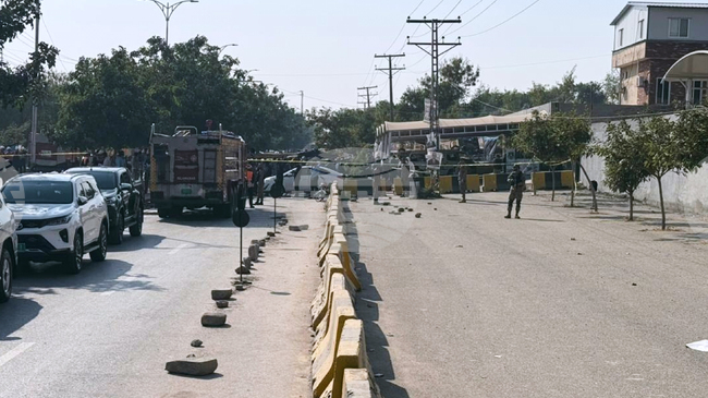 Най-малко 12 души бяха убити при взрив на кола бомба пред съд в Исламабад, съобщиха пакистански медии