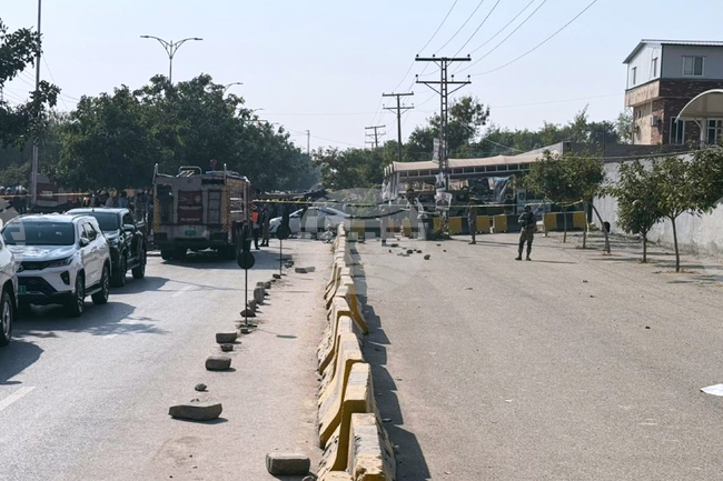 Най-малко 12 души бяха убити при взрив на кола бомба пред съд в Исламабад, съобщиха пакистански медии