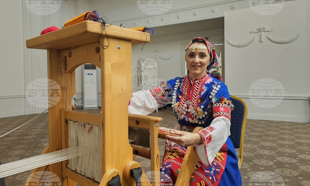 Съхраняването на фолклора е наша мисия, част от танцьорите пътуват по 120 км в посока за репетиции, каза пред БТА Пламена Чемширова от Арма