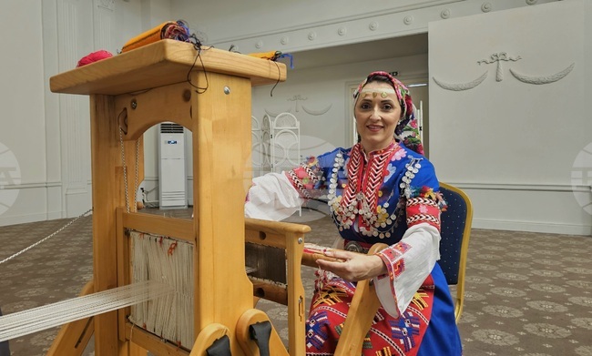 Съхраняването на фолклора е наша мисия, част от танцьорите пътуват по 120 км в посока за репетиции, каза пред БТА Пламена Чемширова от Арма