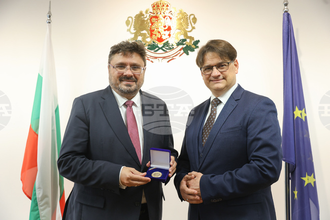 Министърът на културата Мариан Бачев поздрави генералния директор на БТА Кирил Вълчев по повод преизбирането му на поста