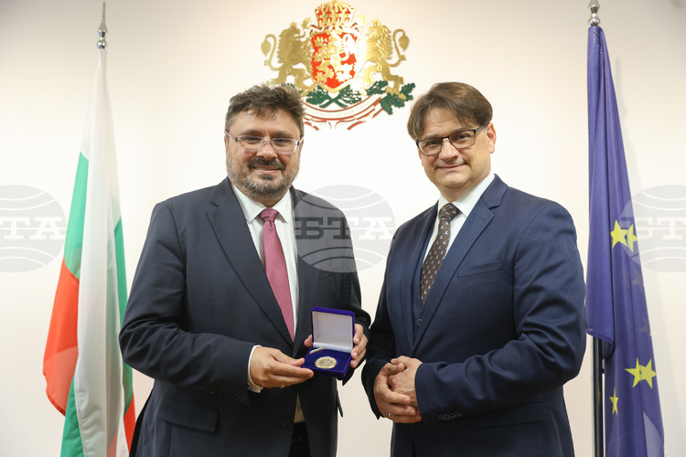 Culture Minister Bachev Congratulates BTA Director General Valchev on Second Term