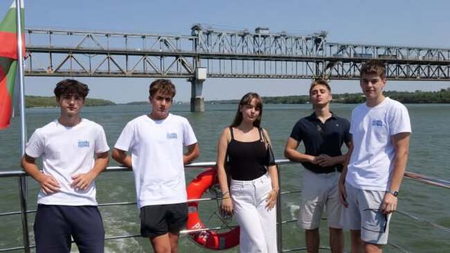 Четирима гимназисти от училище „Иван Станчов” към Посолството на България в Лондон участваха в младежкия лагер „Реки на мира“ в Русе