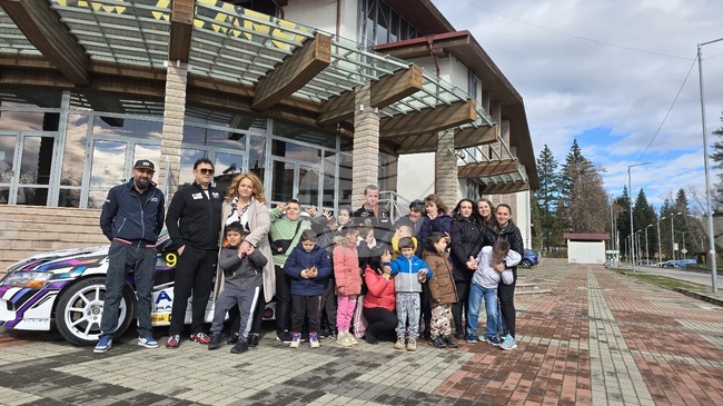 Децата от център „Дъга“ в Панагюрище се качиха в спортния автомобил на Илия Царски