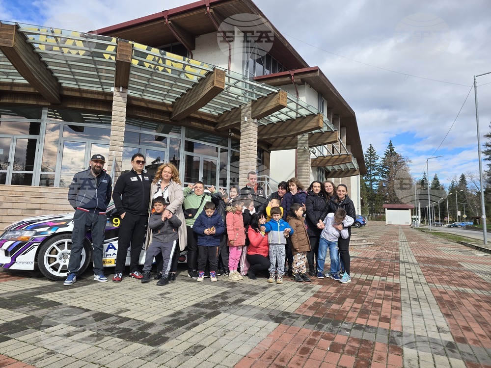 Децата от център „Дъга“ в Панагюрище се качиха в спортния автомобил на Илия Царски