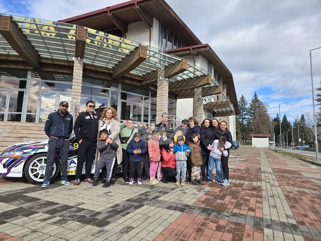 Децата от център „Дъга“ в Панагюрище се качиха в спортния автомобил на Илия Царски