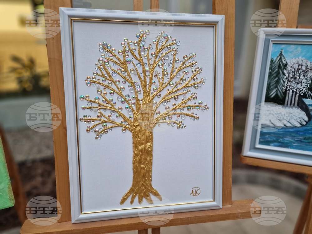 Самоука художничка представи първата си изложба, подкрепена от Регионалната организация на Съюза на инвалидите в Перник