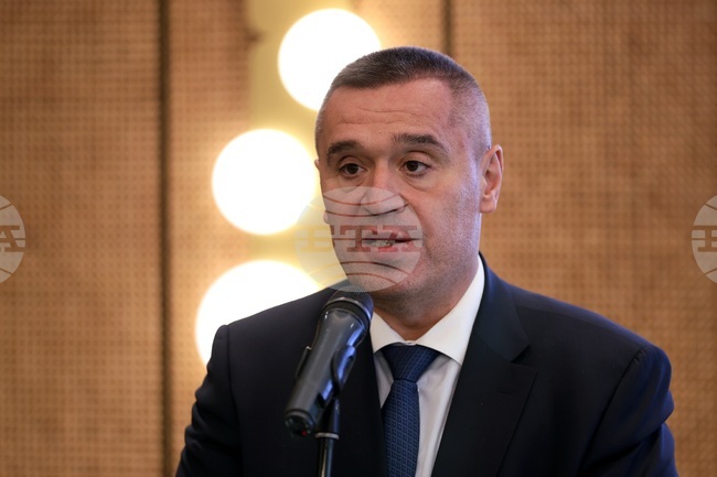 До десет дни ще свикаме заседание на Консултативния съвет по поземлени отношения, на който ще представим предложените законодателни промени, каза министър Тахов