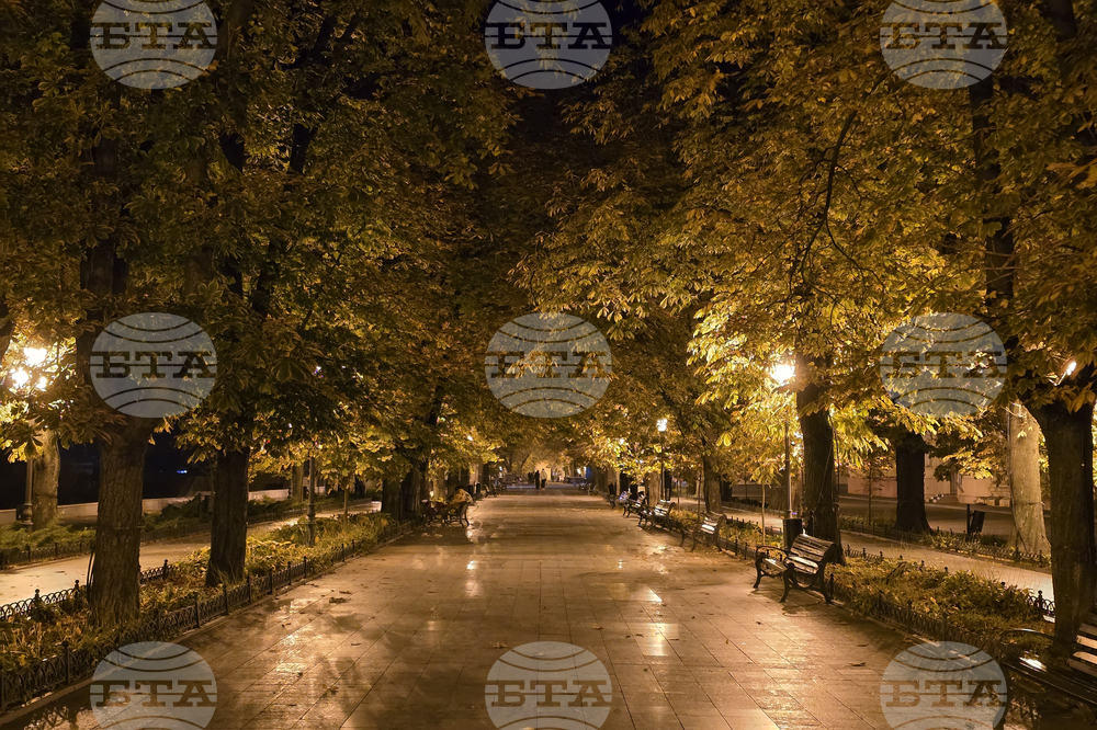 В няколко района на Одеса няма ток след масираната атака с дронове тази вечер, съобщи председателят на градската военна администрация