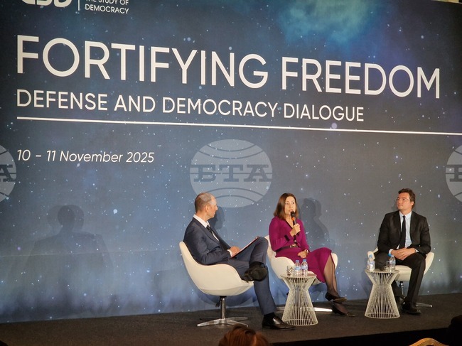 Липсата на отчетност и ясна комуникация подкопават доверието в институциите, коментираха експерти на форум за демокрацията и отбраната