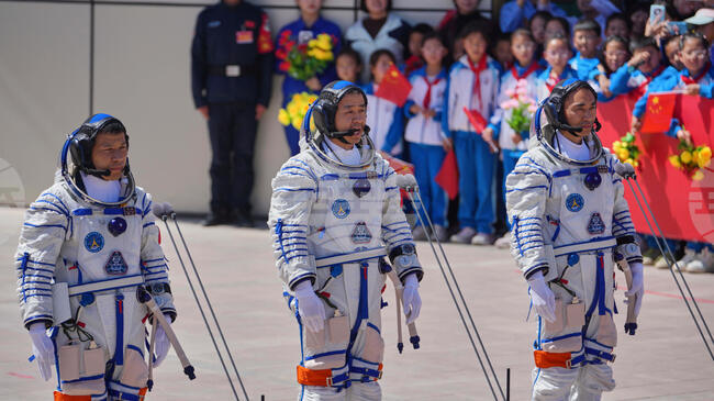 Екипажът на китайската мисия "Шънчжоу-20" се завръща днес, след като корабът беше ударен от космическа отломка 