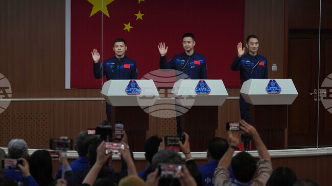 Екипажът на китайската мисия „Шънчжоу-20" кацна в пустинята Гоби