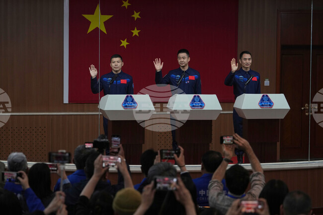 Екипажът на китайската мисия „Шънчжоу-20" кацна в пустинята Гоби