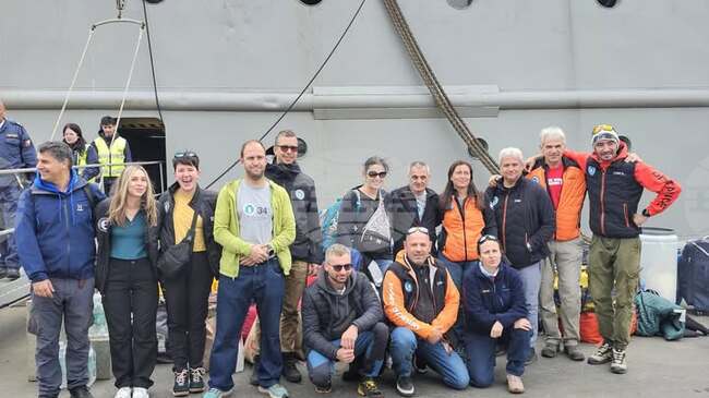 Първата група от 34-тата българска антарктическа експедиция отплава на юг към Антарктика с чилийския кораб „Ахилес 41“