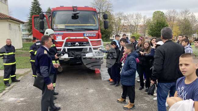 Ученици от Велики Преслав се включиха в занимание с огнеборци на тема „Защита при бедствия, пожари и извънредни ситуации“