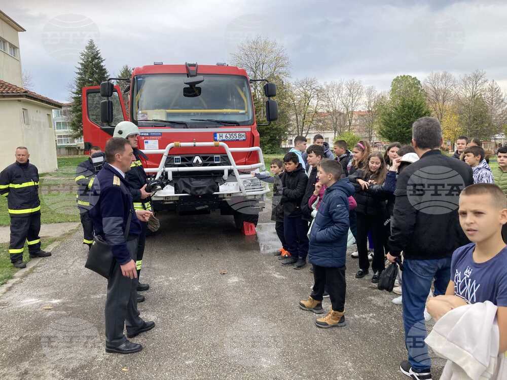 Ученици от Велики Преслав се включиха в занимание с огнеборци на тема „Защита при бедствия, пожари и извънредни ситуации“