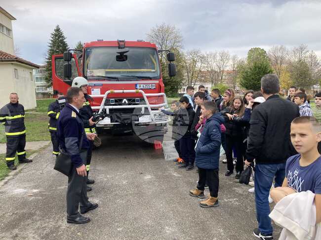 Ученици от Велики Преслав се включиха в занимание с огнеборци на тема „Защита при бедствия, пожари и извънредни ситуации“