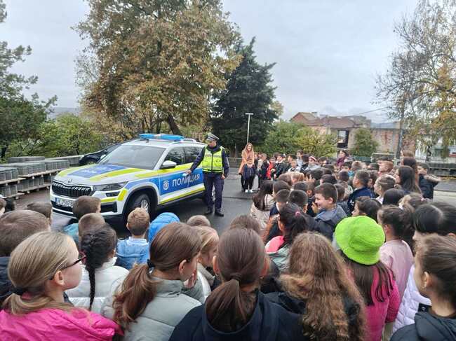 ОДМВР – Кърджали: Полицаи от РУ-Момчилград обучават деца да бъдат примерни пешеходци