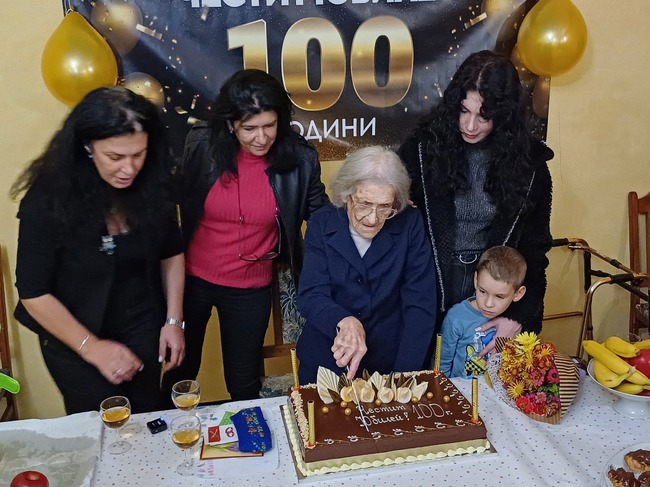 Община Варна: В Дом за стари хора „Гергана“ отпразнуваха 100-годишен юбилей на Гена Енчева