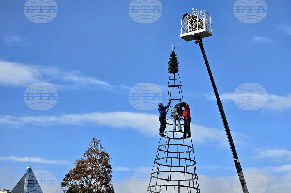 Коледна украса - НДК- монтаж