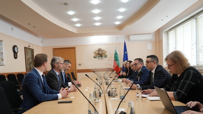 Economy and Industry Minister Dilov Meets with European Investment Bank Vice President de Groot