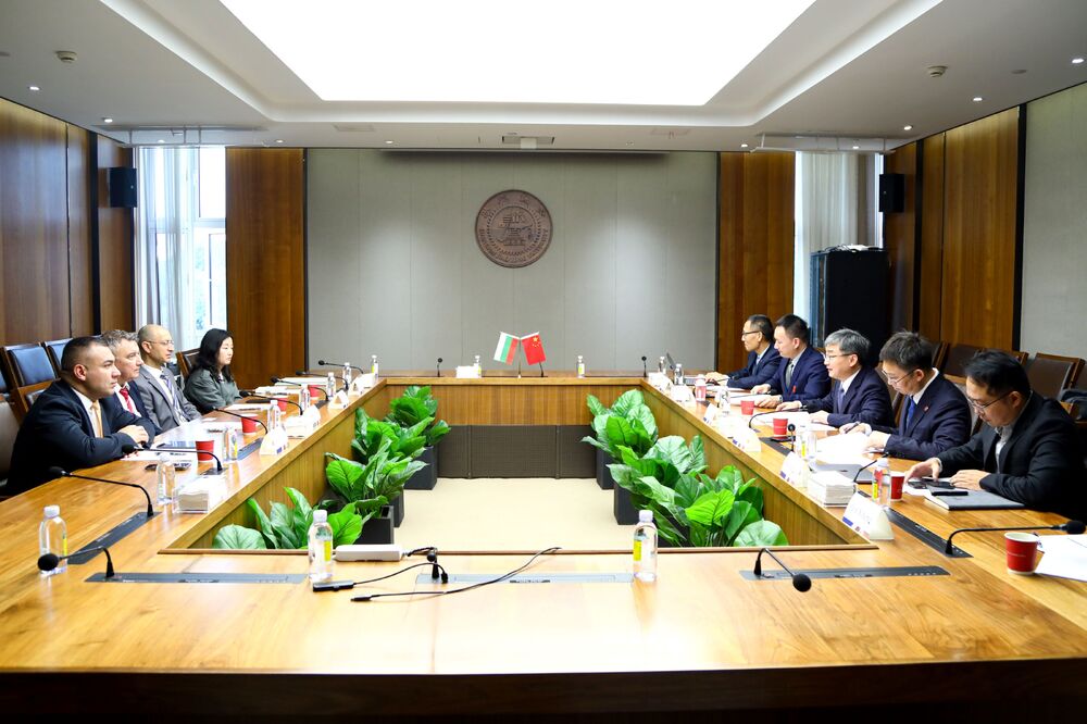 Делегация на Университета за национално и световно стопанство посети Шанхайския университет „Дзяо Тун“