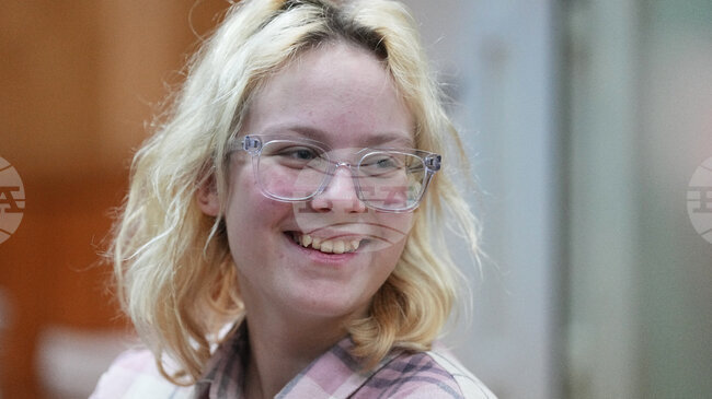 Руска улична музикантка, арестувана заради пацифистки песни, беше освободена днес и напусна Русия