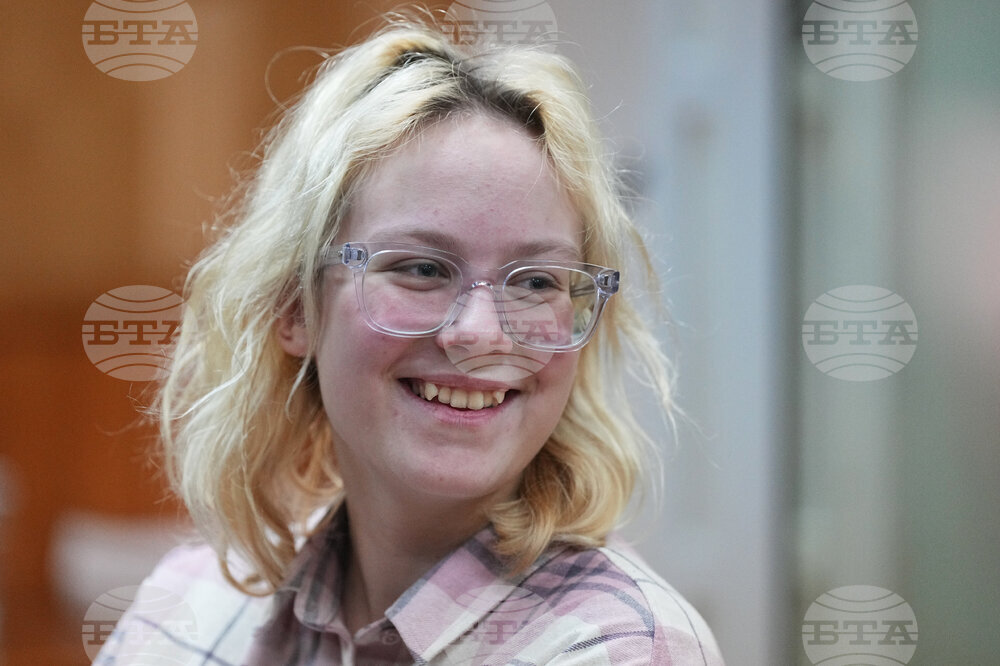 Руска улична музикантка, арестувана заради пацифистки песни, беше освободена днес и напусна Русия