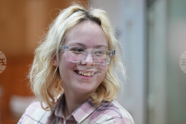 Руска улична музикантка, арестувана заради пацифистки песни, беше освободена днес и напусна Русия